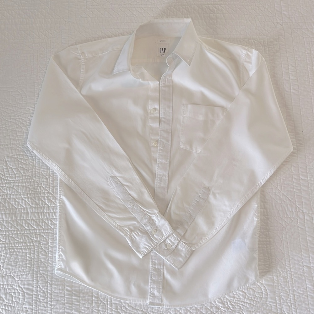 Men’s Gap Classic Oxford Shirt in Untucked Fit - Size Small